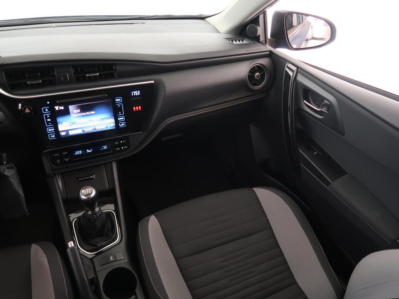 2017 Toyota AURIS - 11