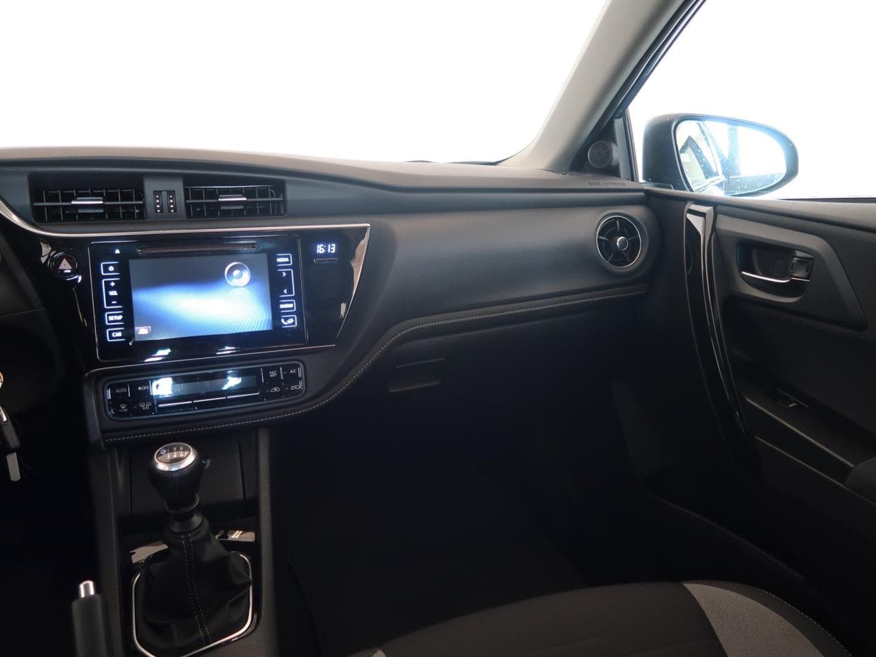 2017 Toyota AURIS - 11