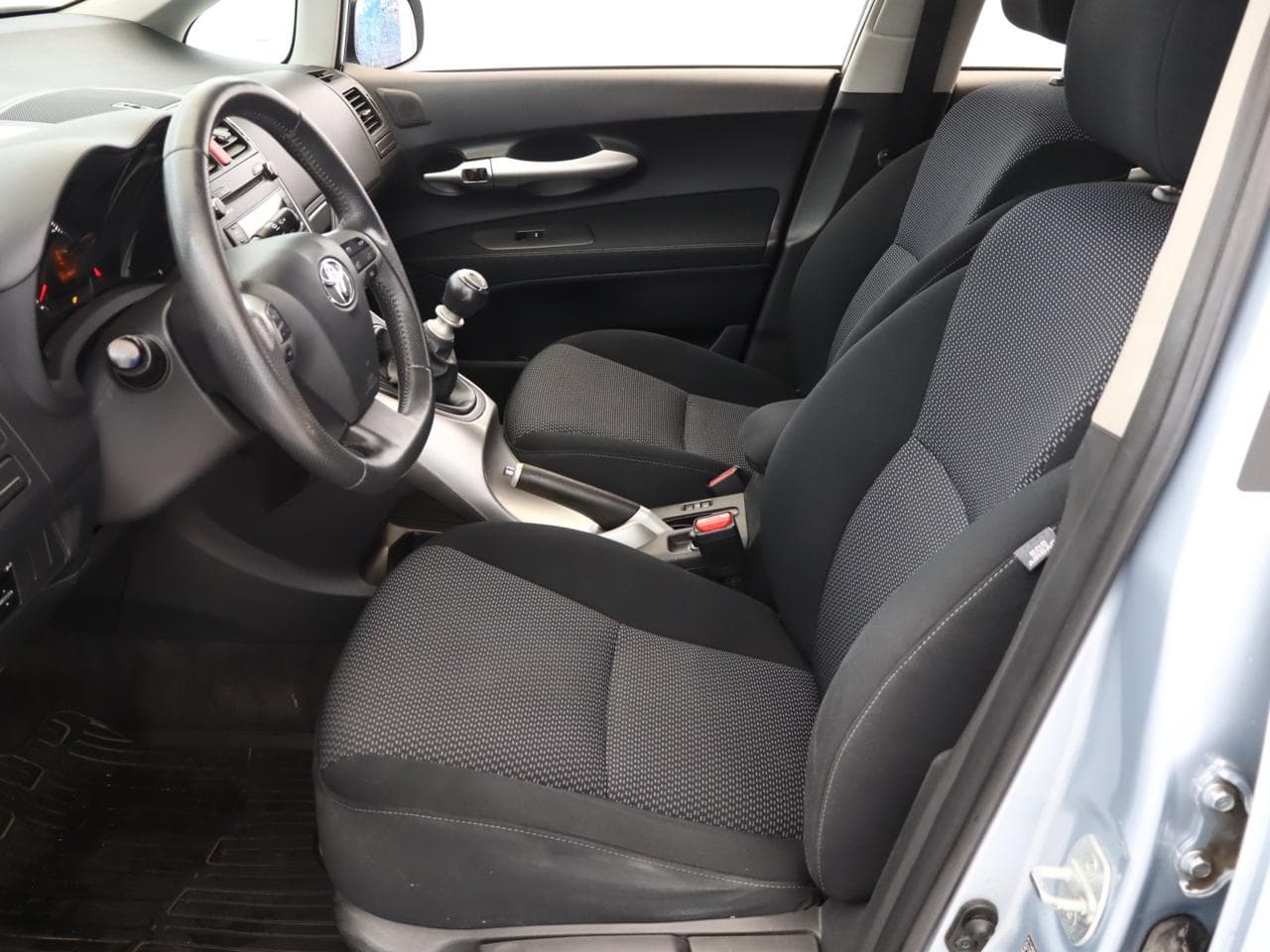 2010 Toyota AURIS - 13