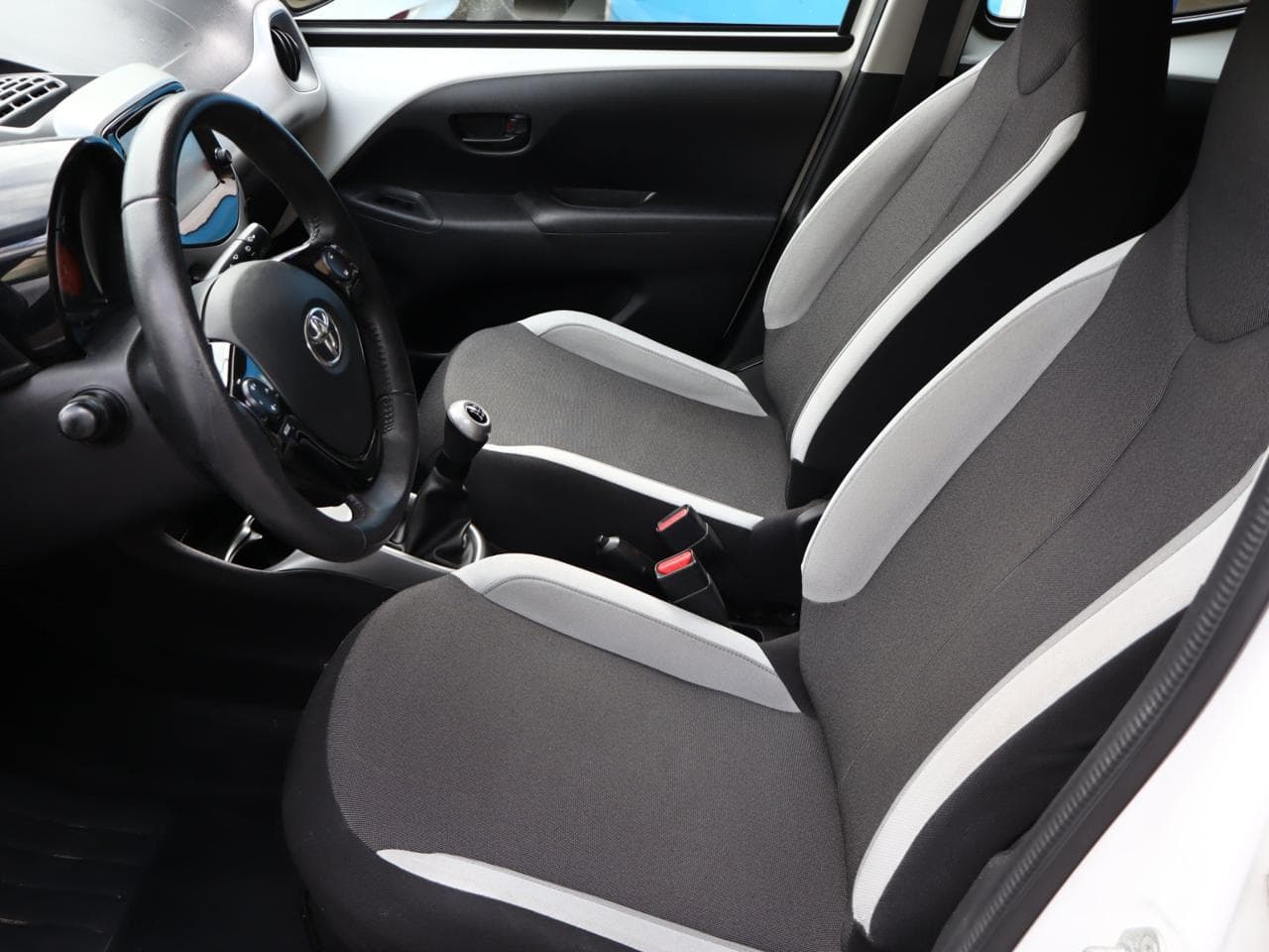 2015 Toyota AYGO - 25