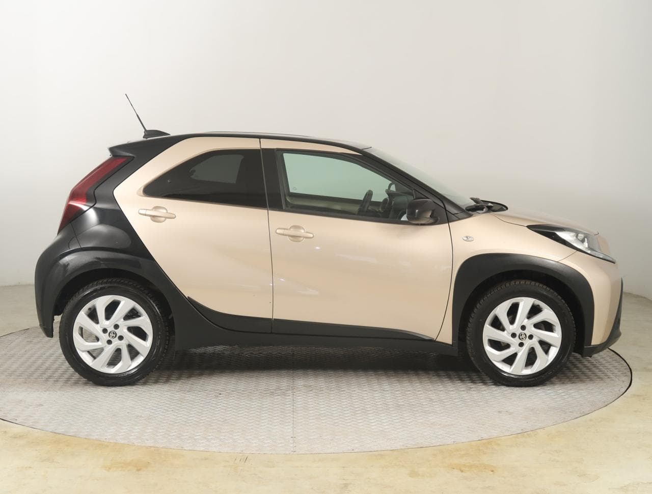 2022 Toyota AYGO - 15