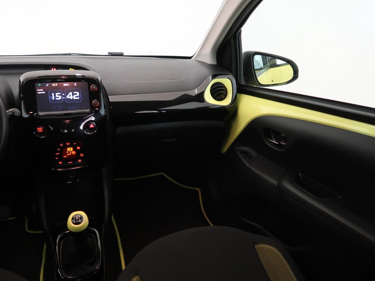 2017 Toyota AYGO - 11