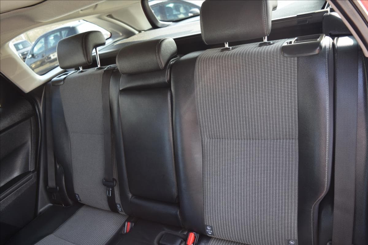 2015 Toyota Auris - 17