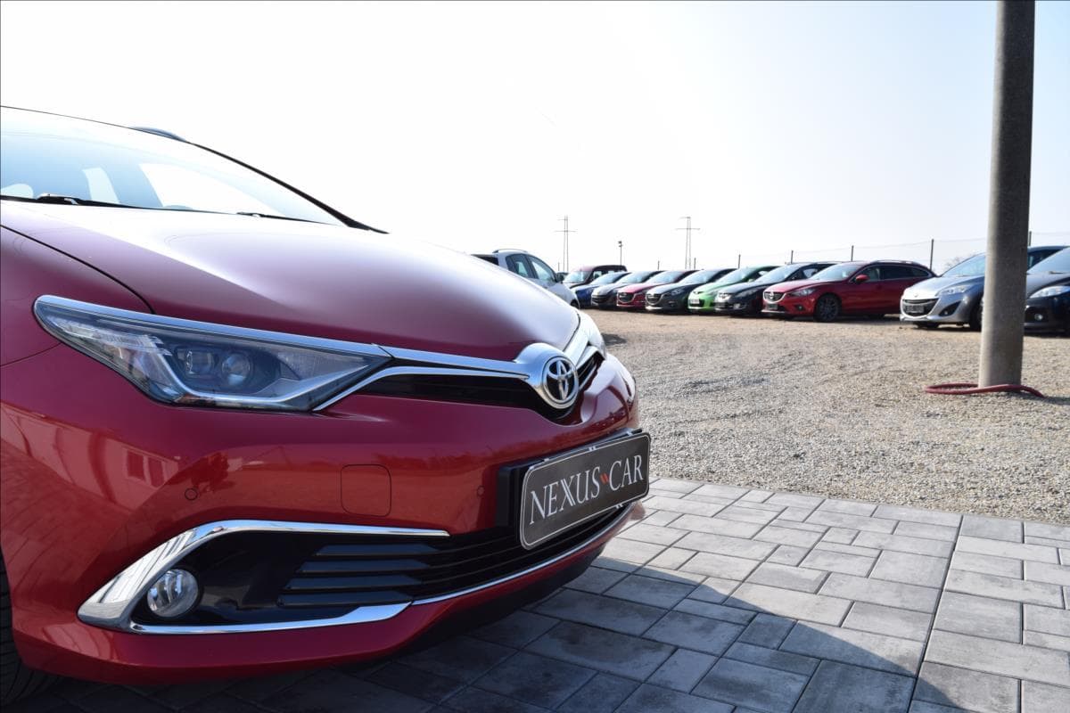 2015 Toyota Auris - 13