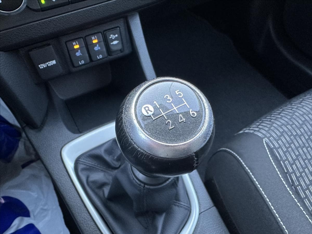 2014 Toyota Auris - 19