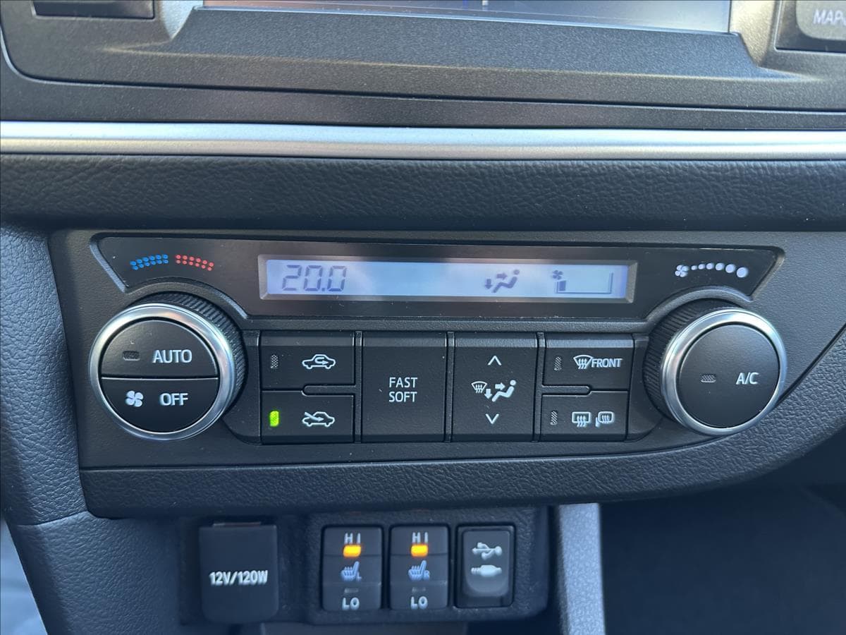 2014 Toyota Auris - 17