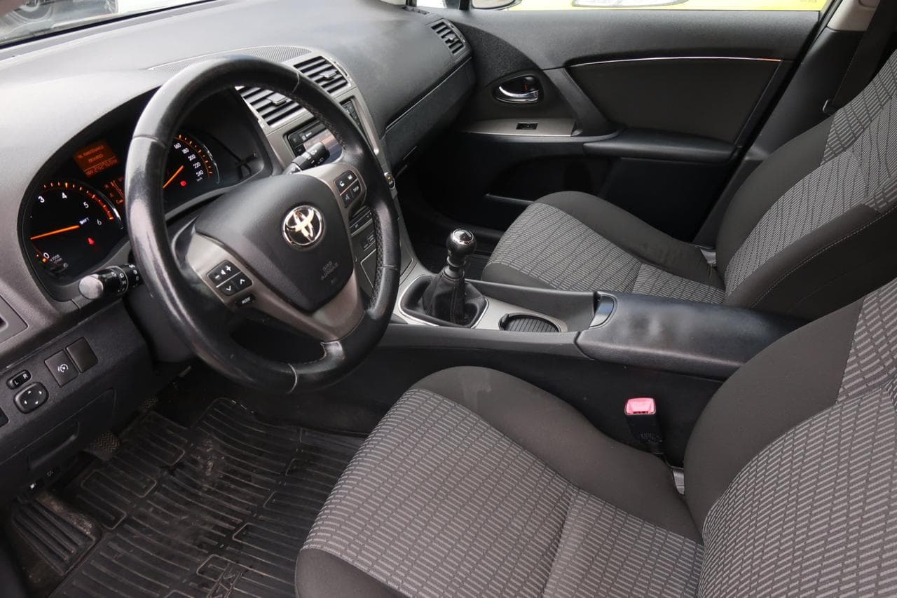 2010 Toyota AVENSIS - 31