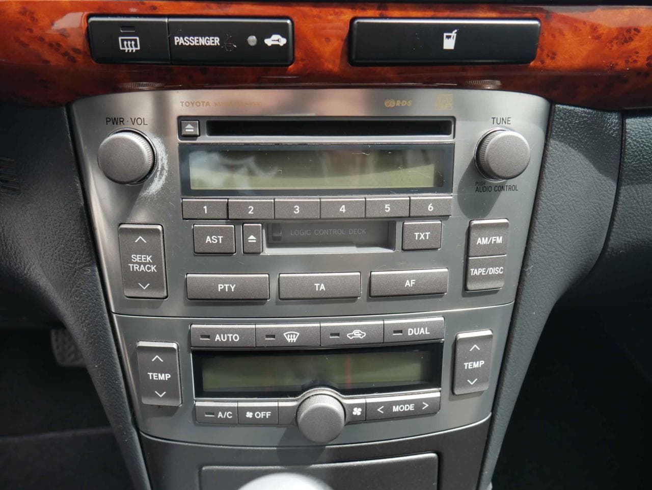 2005 Toyota AVENSIS - 11