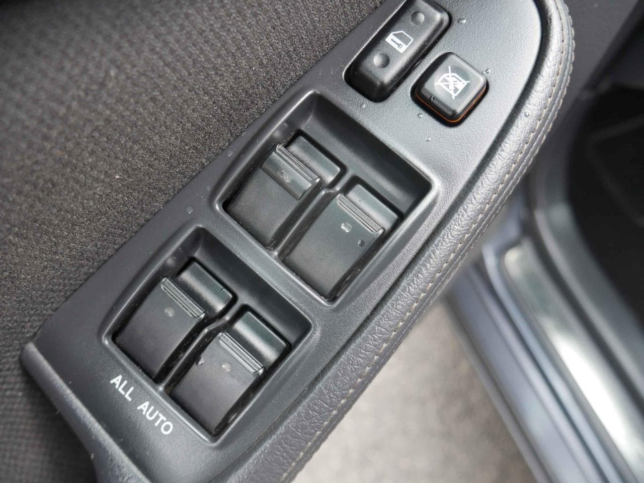 2005 Toyota AVENSIS - 12