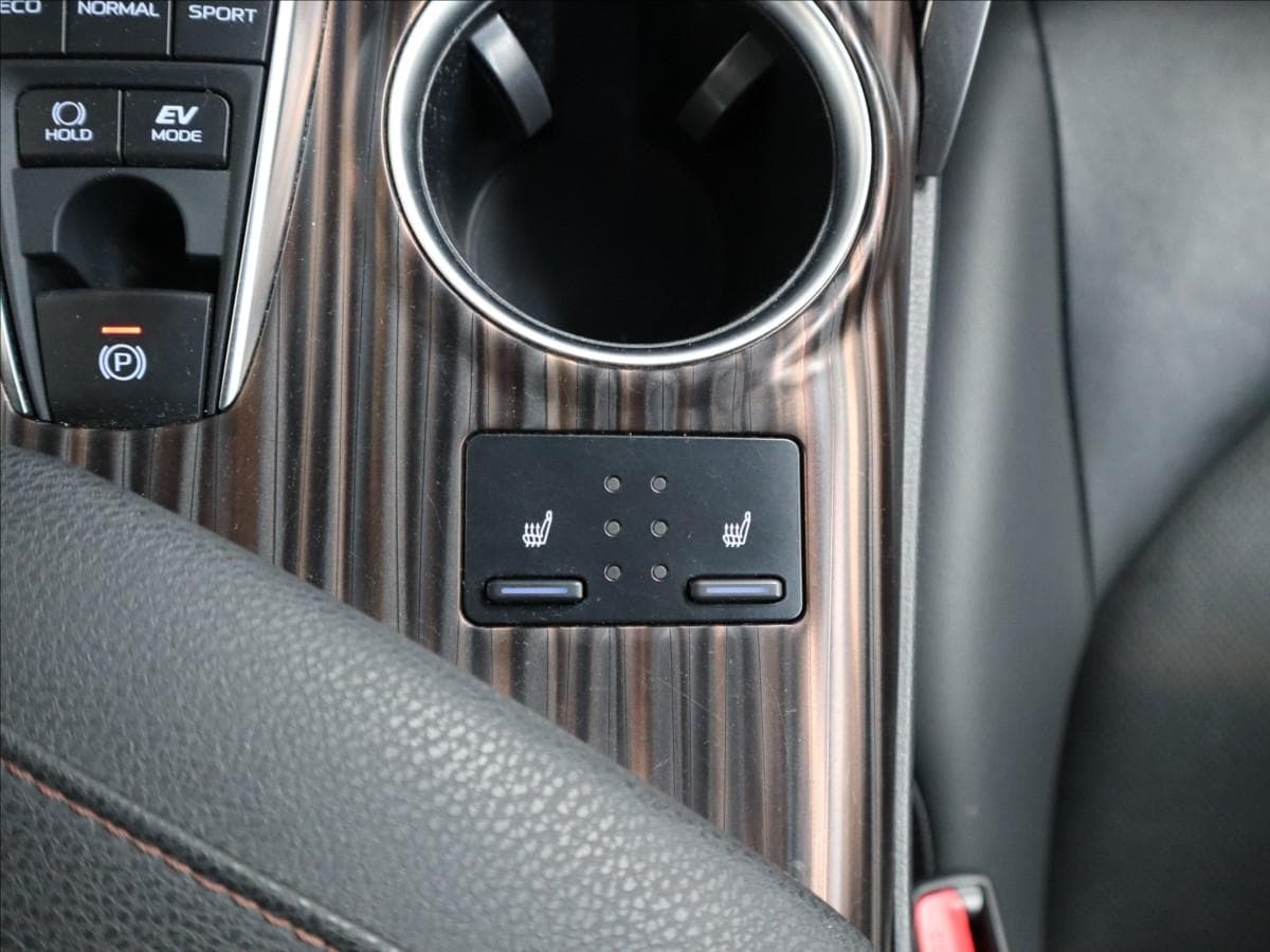 2019 Toyota Camry - 18