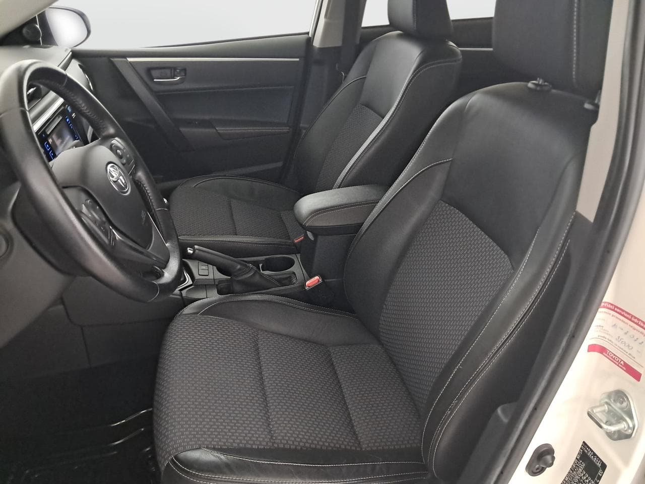 2017 Toyota COROLLA - 28