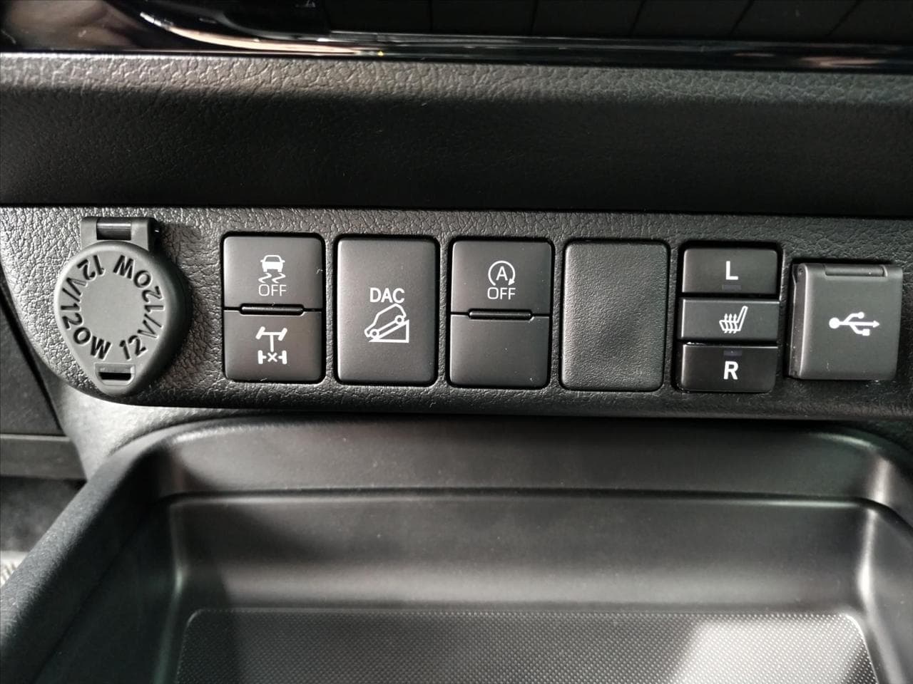 2025 Toyota Hilux - 13