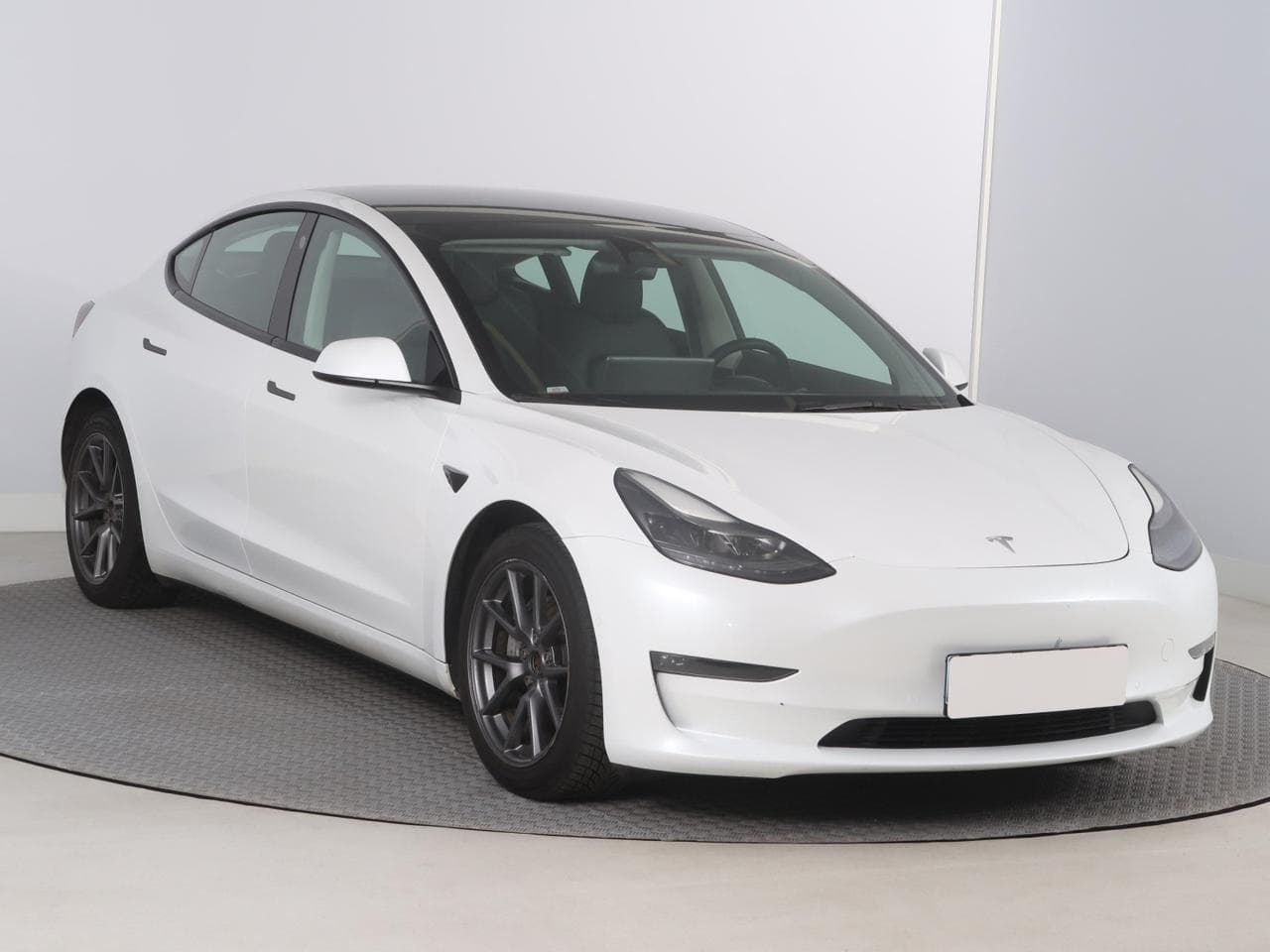 Tesla Model 3 Long Range 4WD 74kWh 324kW sedan