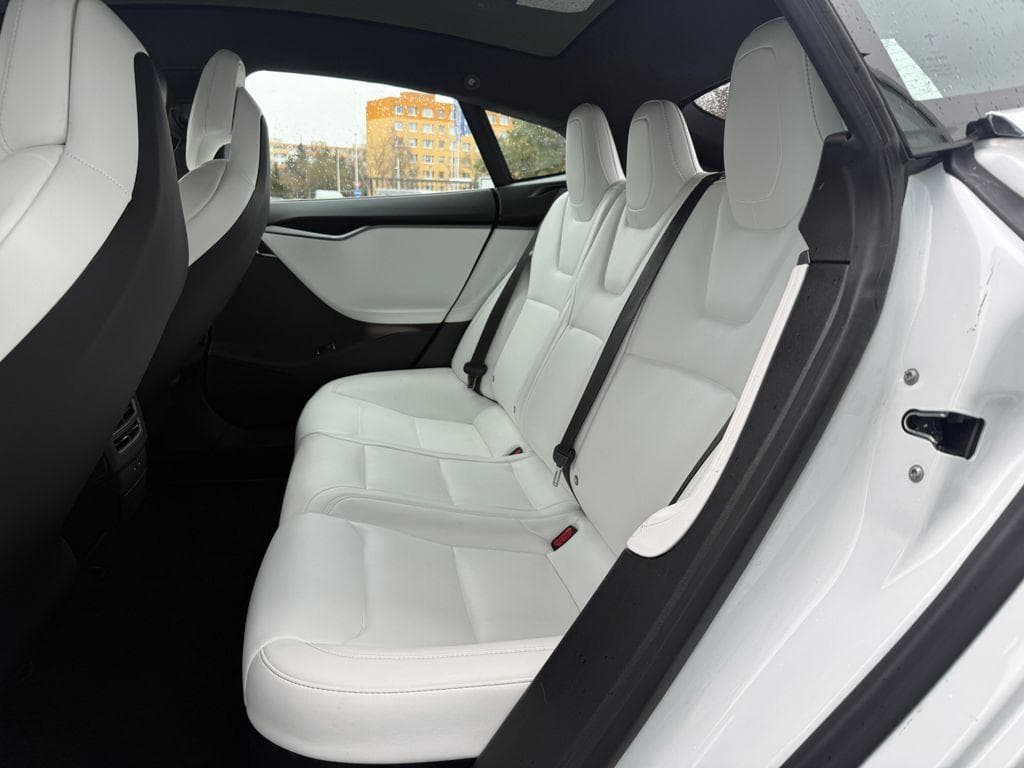 Tesla Model S - 8