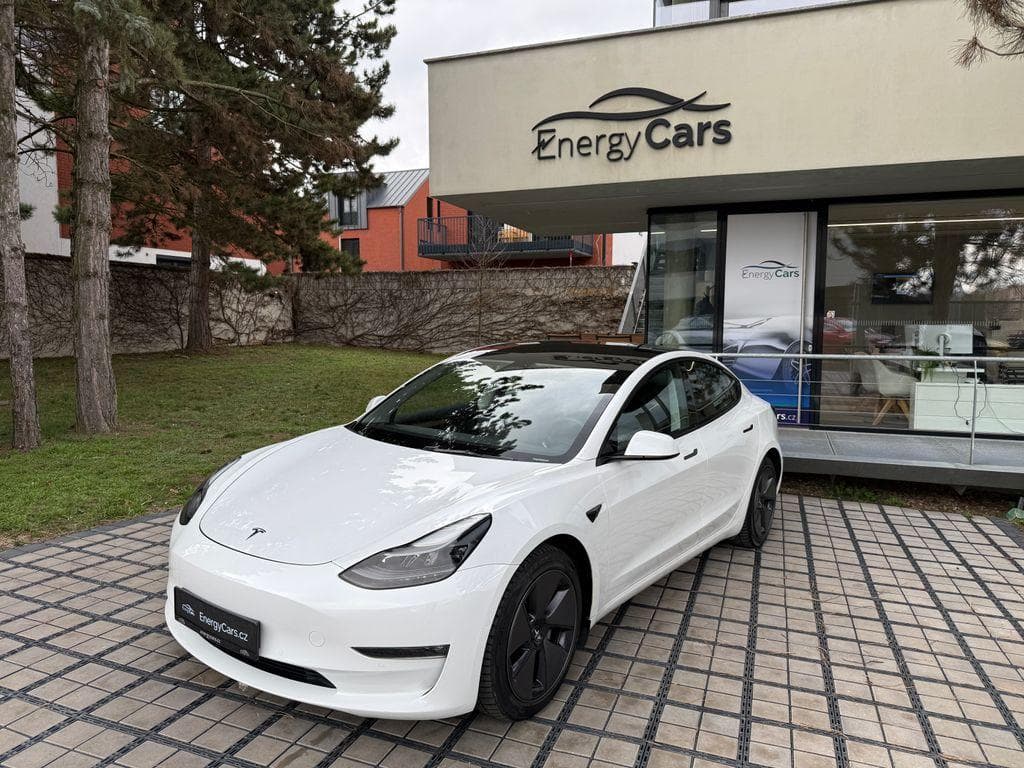Tesla Model 3 Long Range AWD, REZERVACE sedan