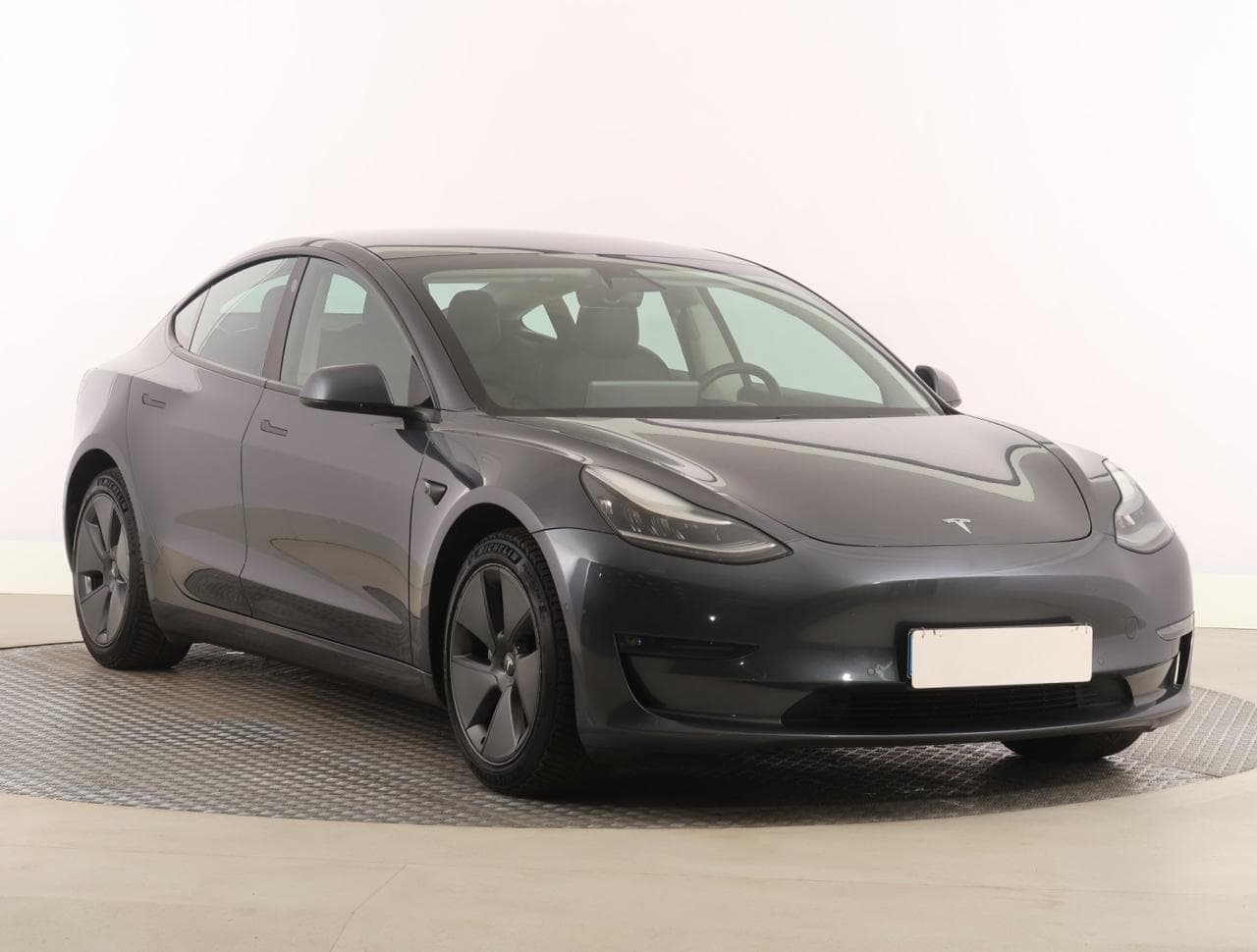 Tesla Model 3 Long Range 4WD 74kWh 366kW sedan