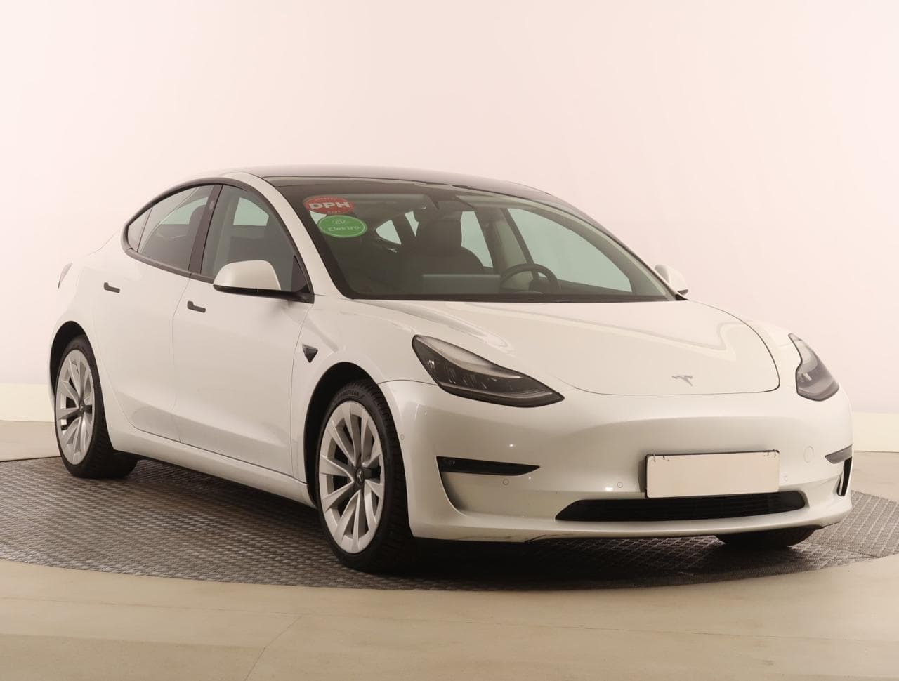 Tesla Model 3 Long Range 4WD 74kWh 366kW sedan
