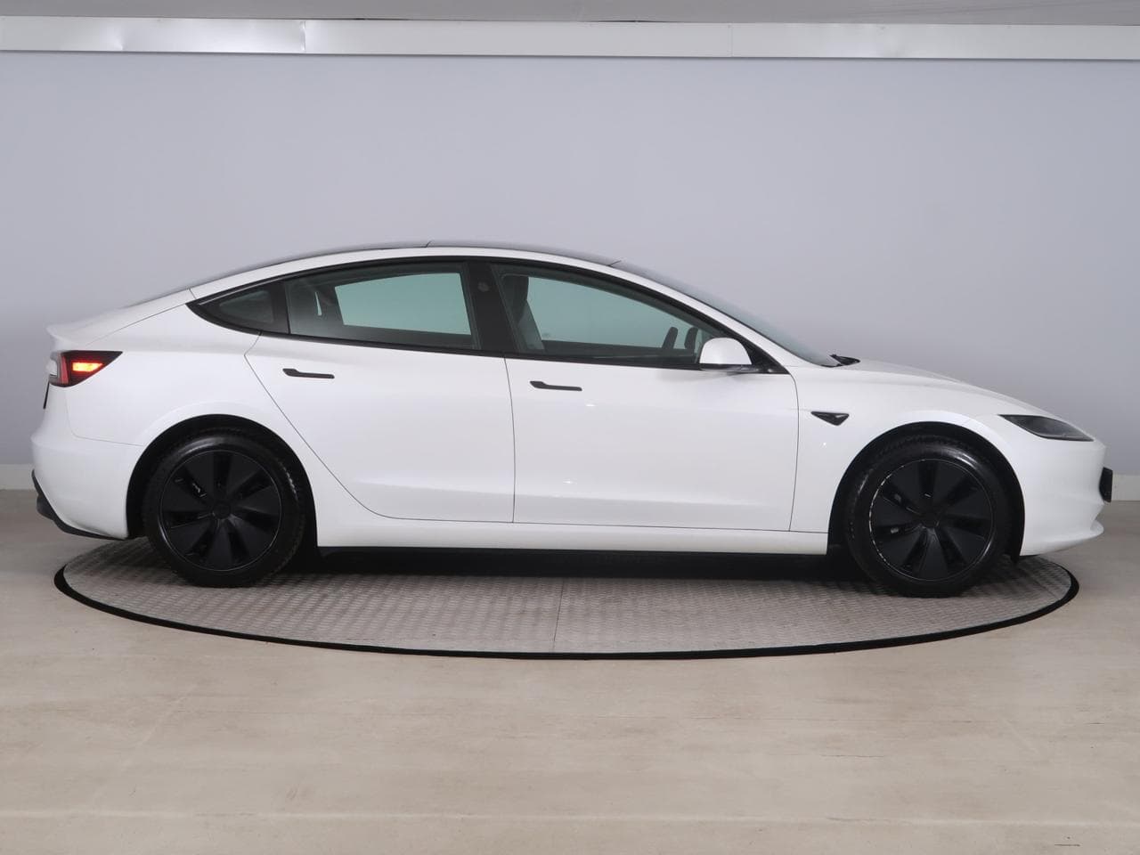 2024 Tesla MODEL 3 - 8