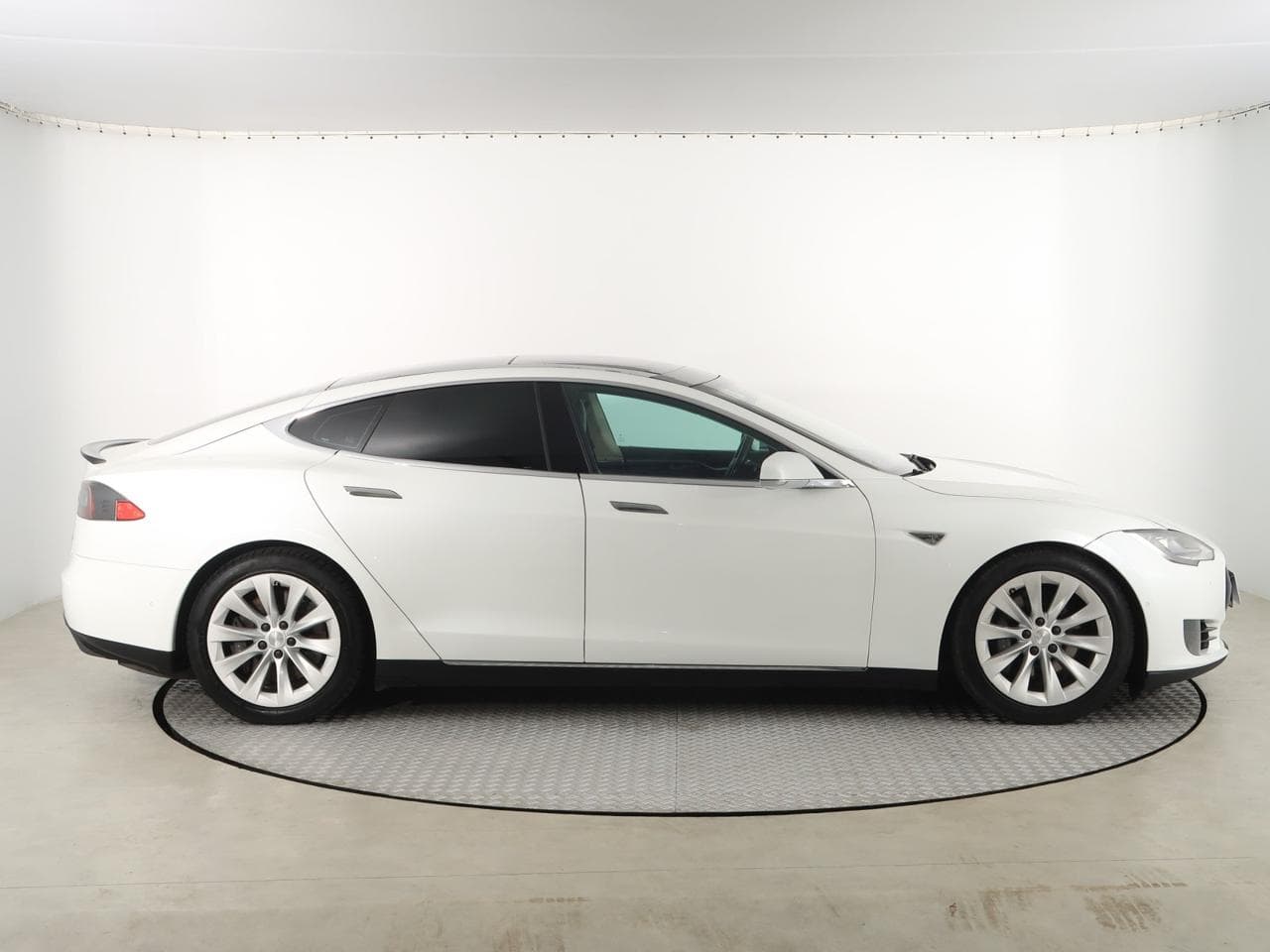 2015 Tesla MODEL S - 10