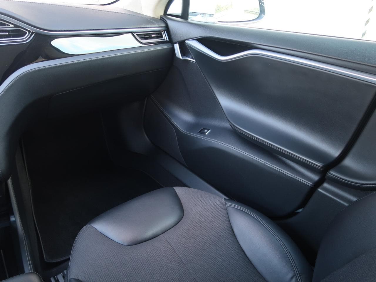 2015 Tesla MODEL S - 16