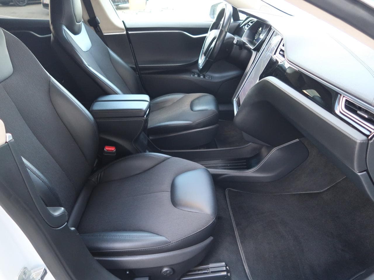 2015 Tesla MODEL S - 17