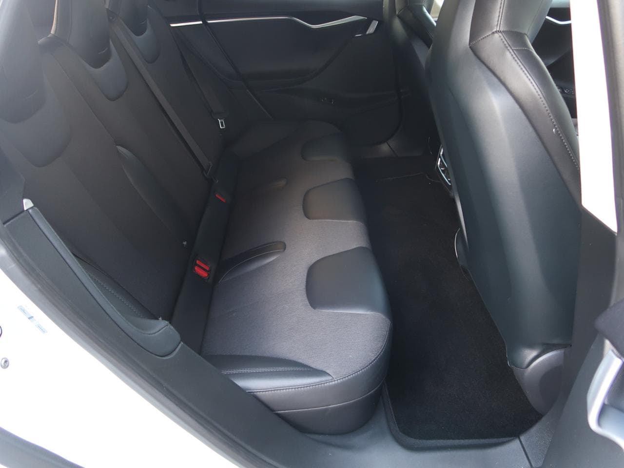 2015 Tesla MODEL S - 19
