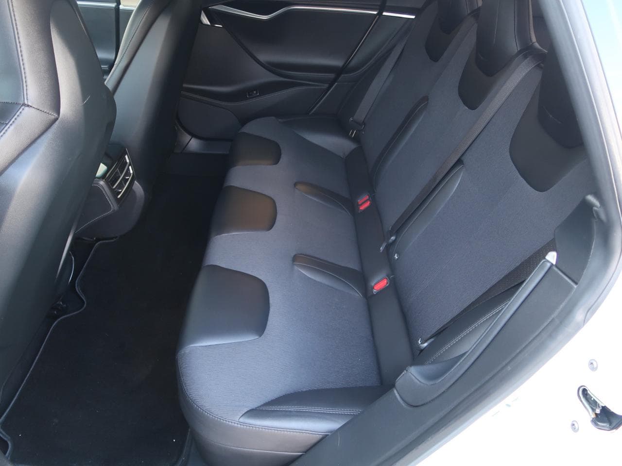 2015 Tesla MODEL S - 23