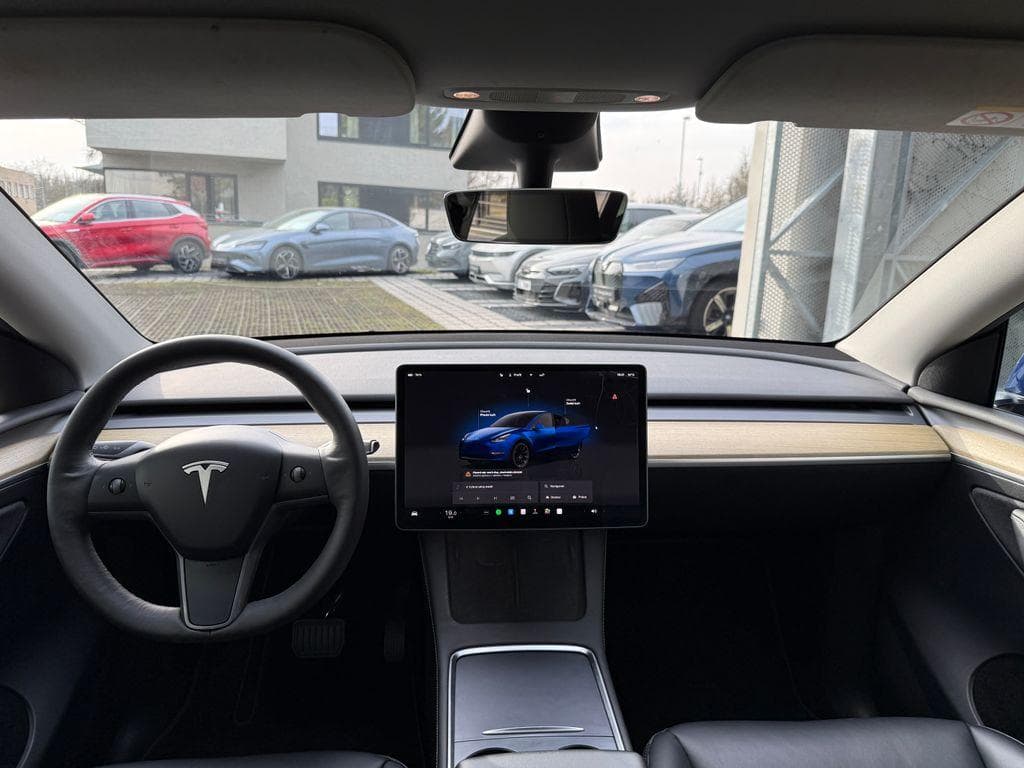 2022 Tesla Model Y - 10