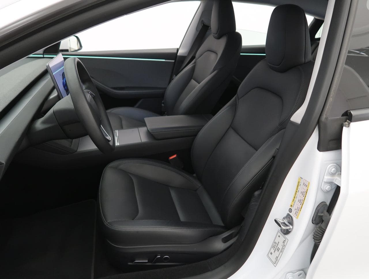 2025 Tesla MODEL 3 - 16