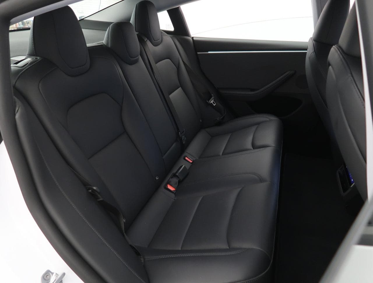 2025 Tesla MODEL 3 - 13