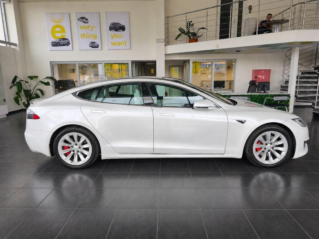 Tesla MODEL S - 8