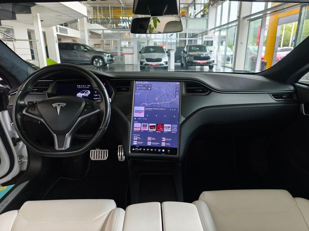 Tesla MODEL S - 10