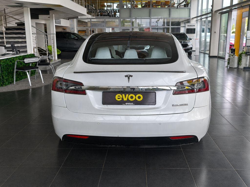 Tesla MODEL S - 8