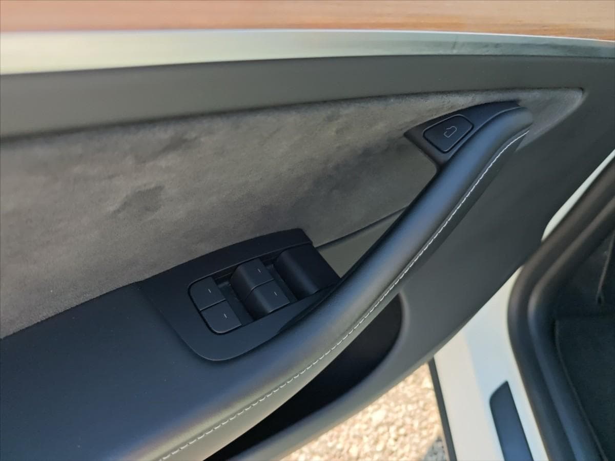 2023 Tesla MODEL Y - 10
