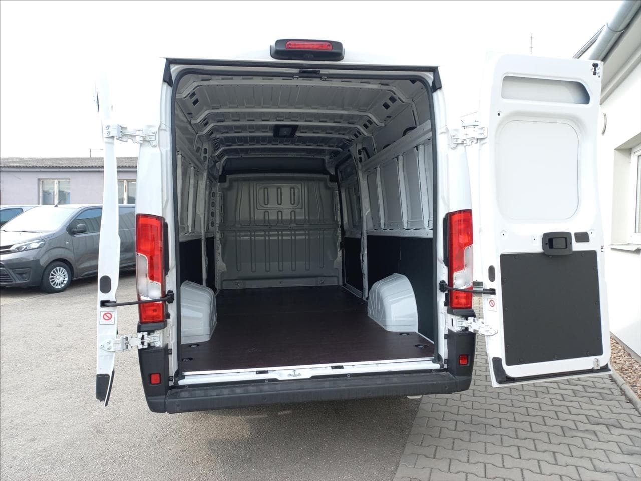 2025 Toyota Proace - 13