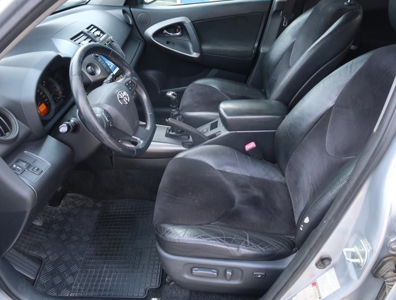 2011 Toyota RAV4 - 16