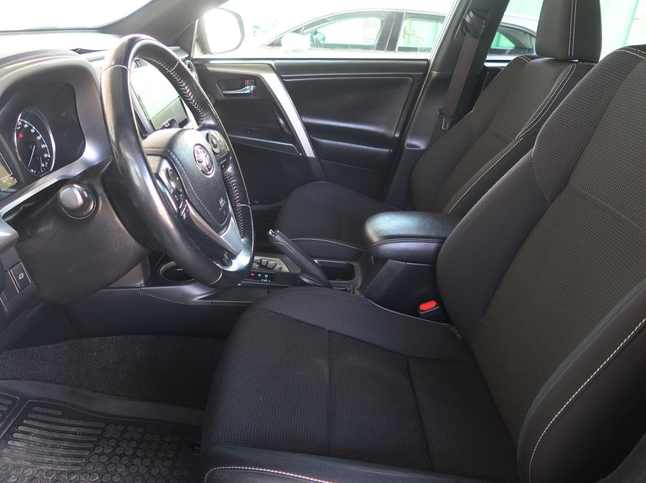 2017 Toyota RAV4 - 16