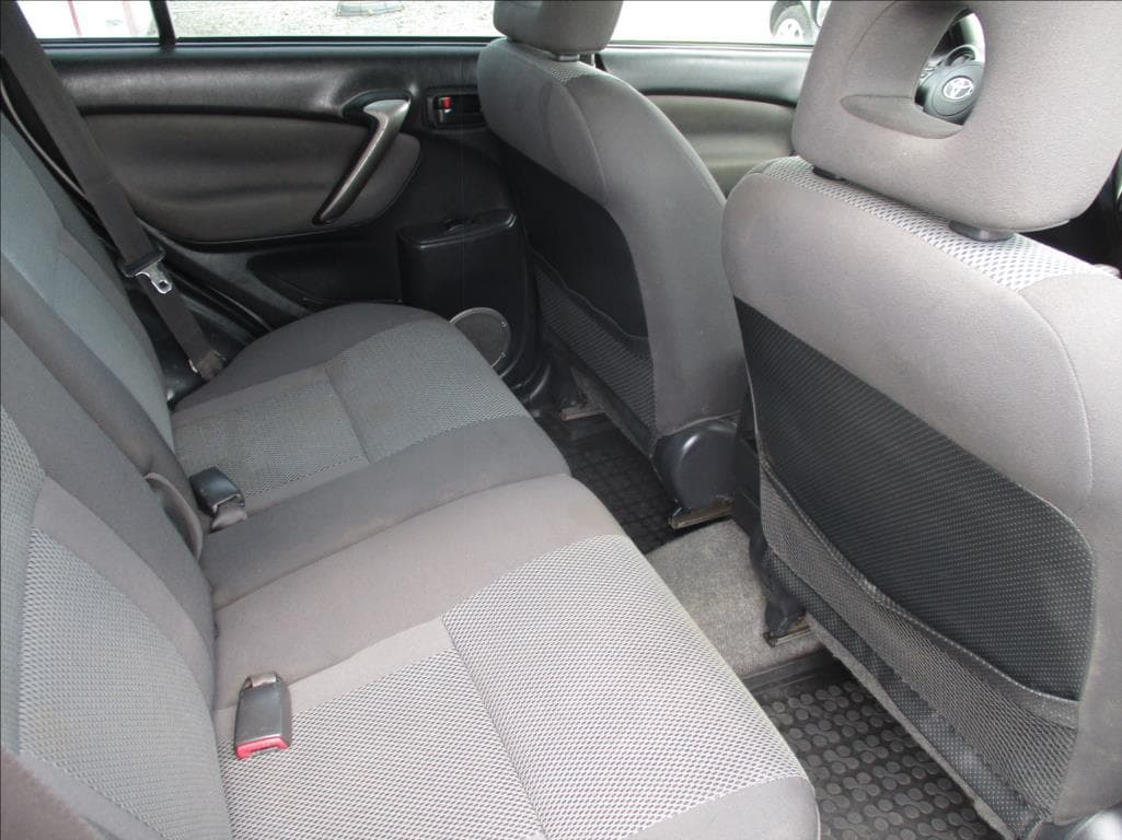 2004 Toyota RAV4 - 11