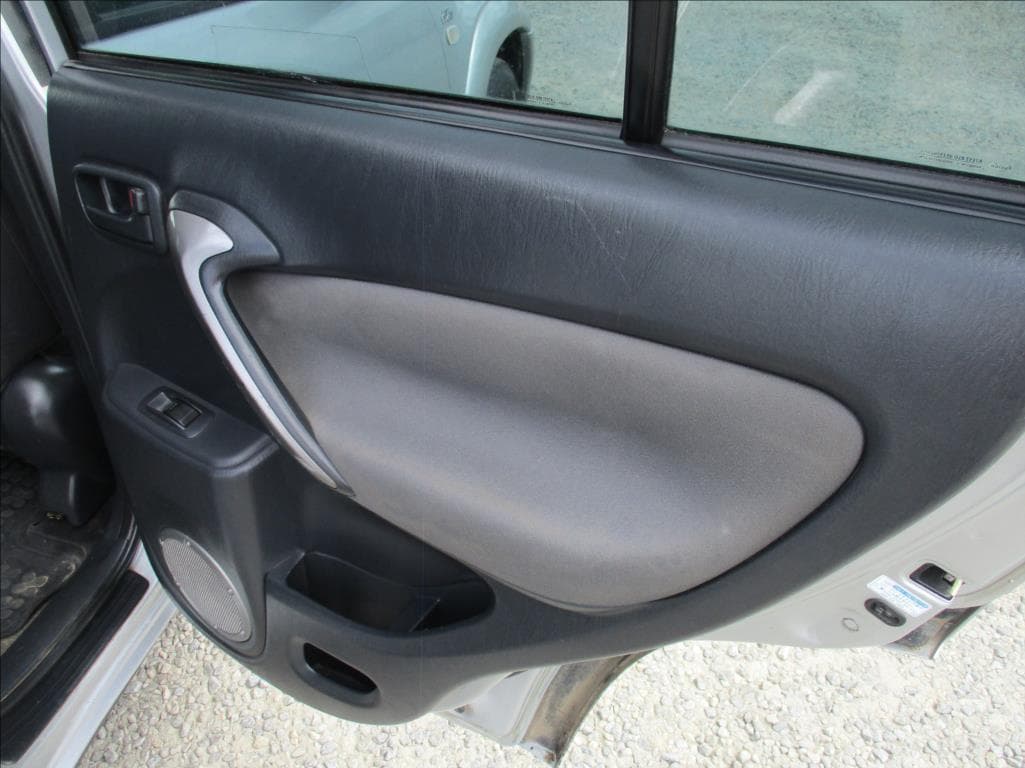 2004 Toyota RAV4 - 12