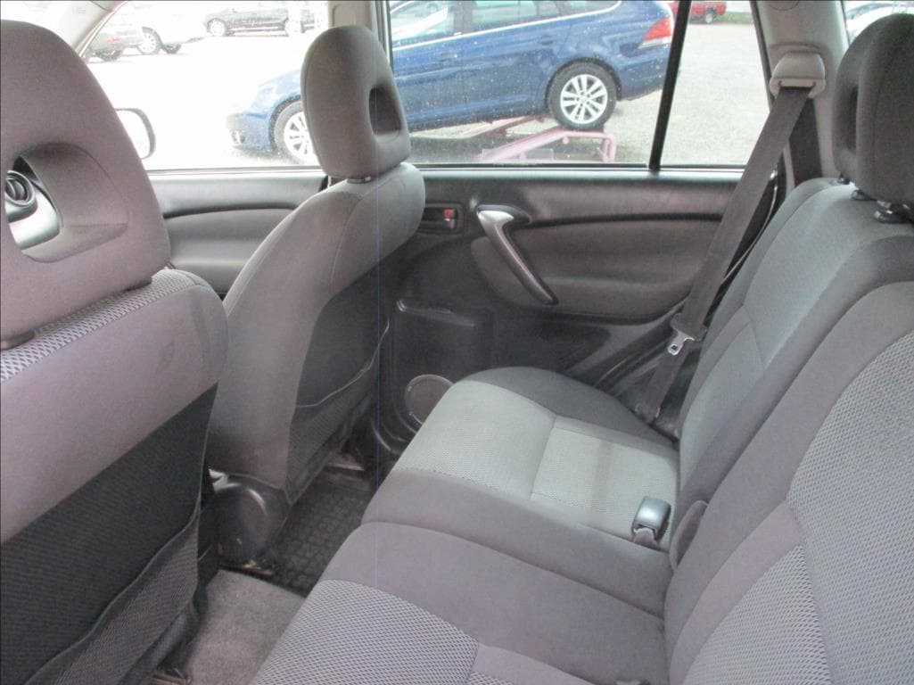 2004 Toyota RAV4 - 16