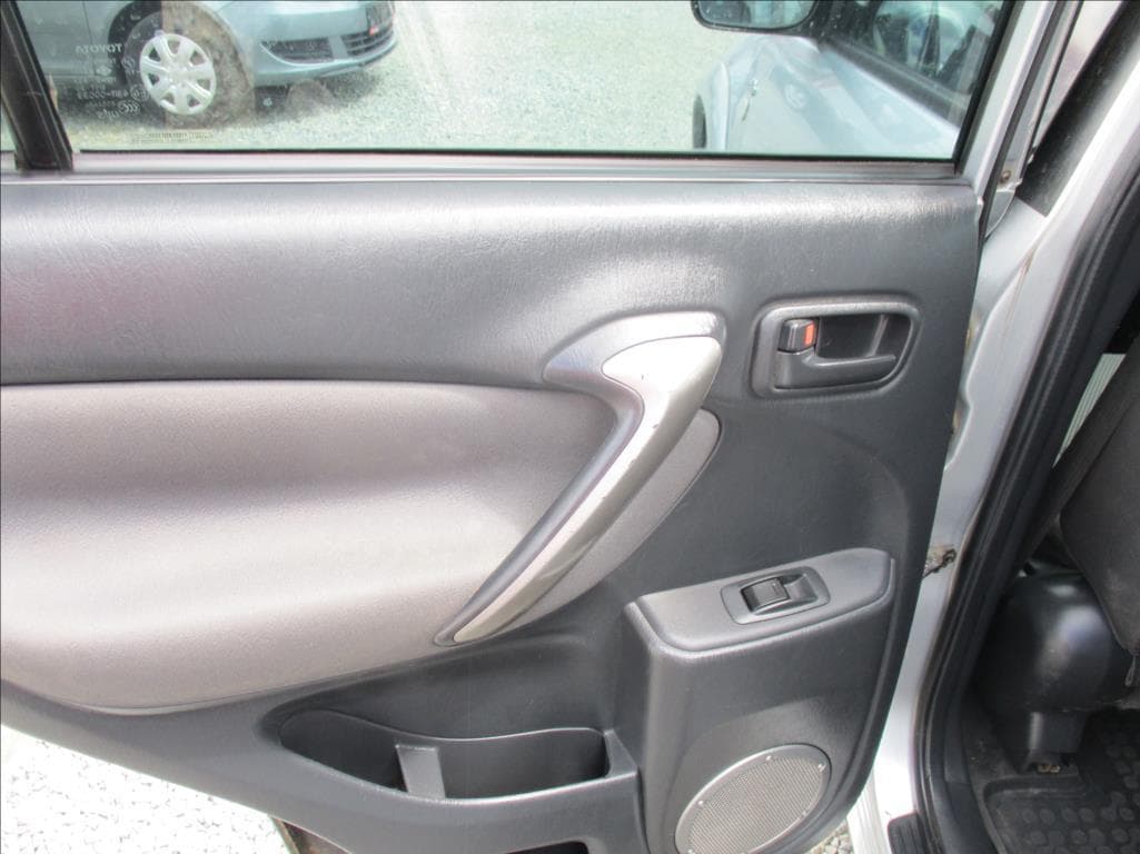 2004 Toyota RAV4 - 18