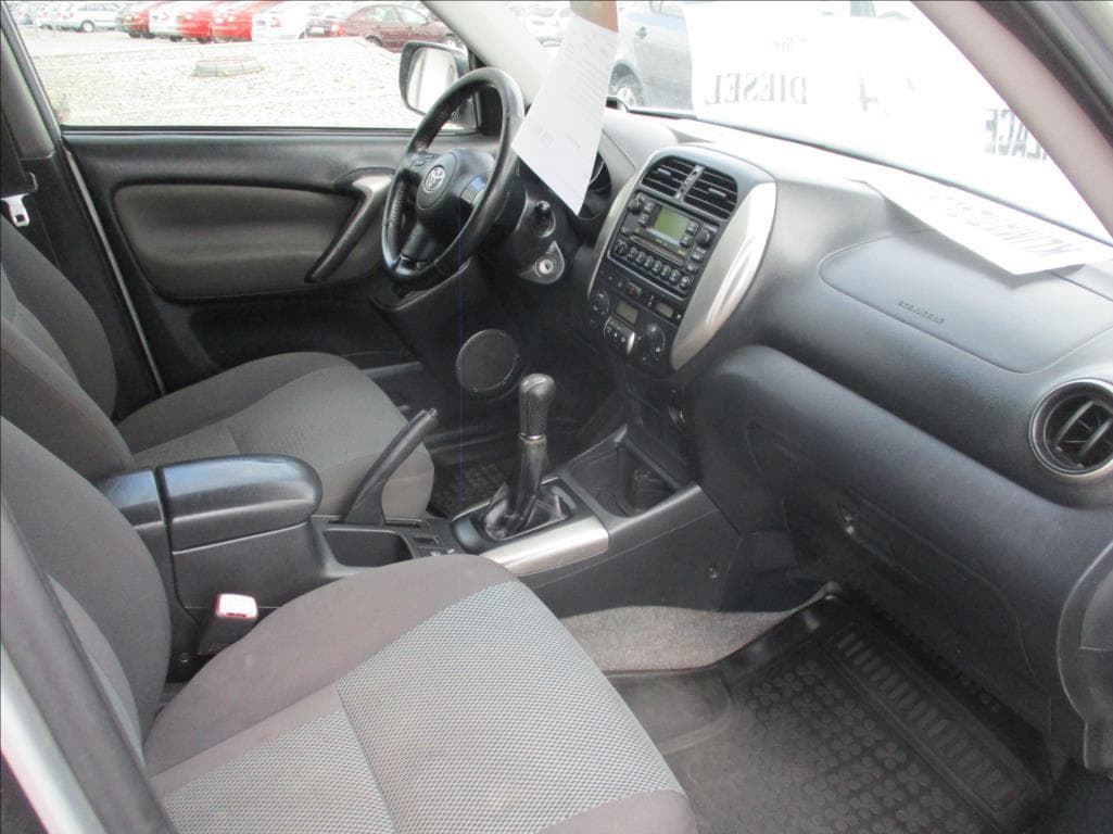 2004 Toyota RAV4 - 9