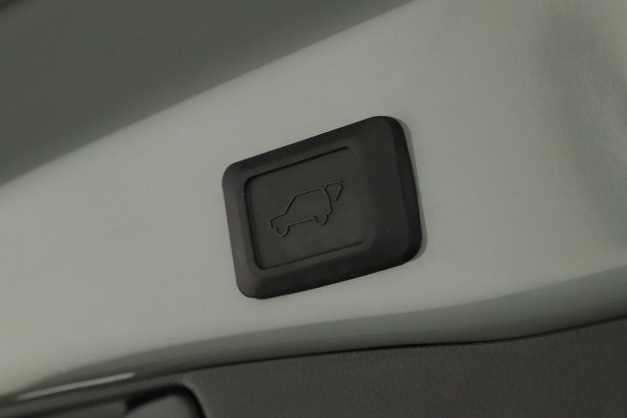 2025 Toyota RAV4 - 18