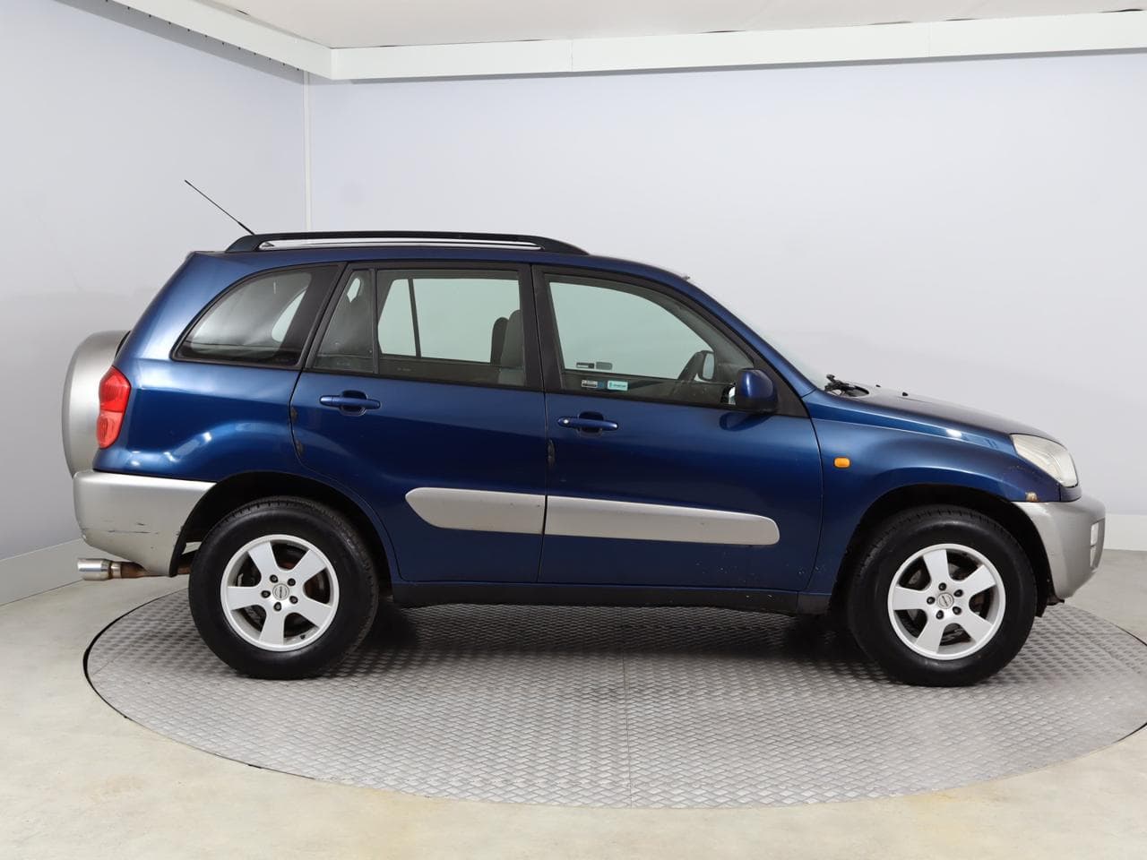 2003 Toyota RAV4 - 8