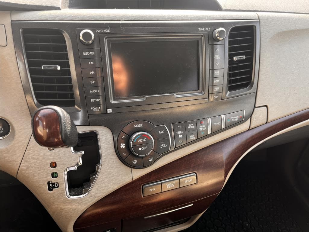 2013 Toyota SIENNA - 13
