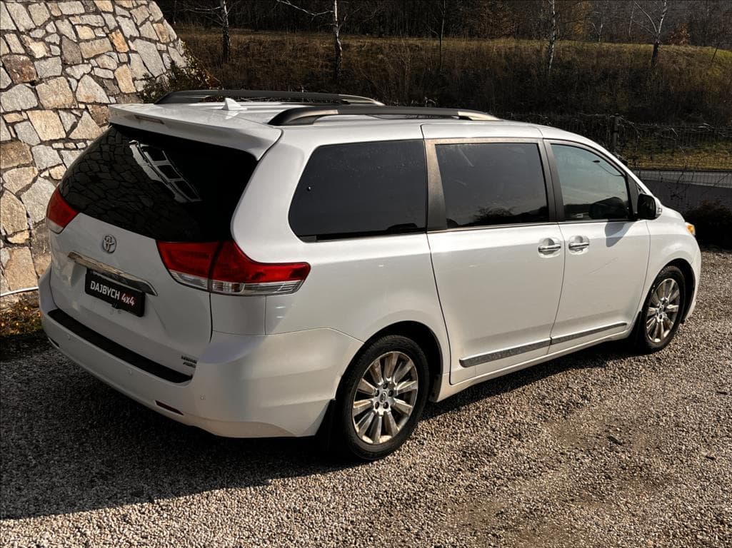 2013 Toyota SIENNA - 7