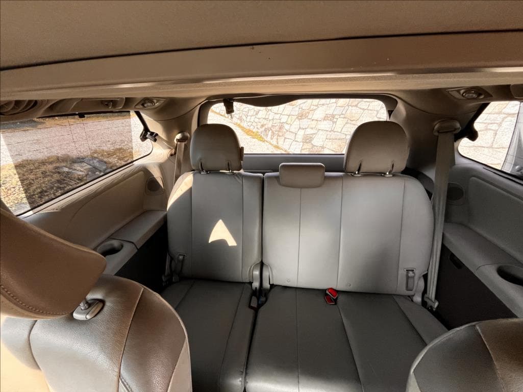 2013 Toyota SIENNA - 11