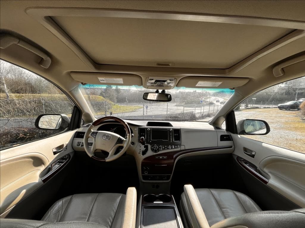 2013 Toyota SIENNA - 12