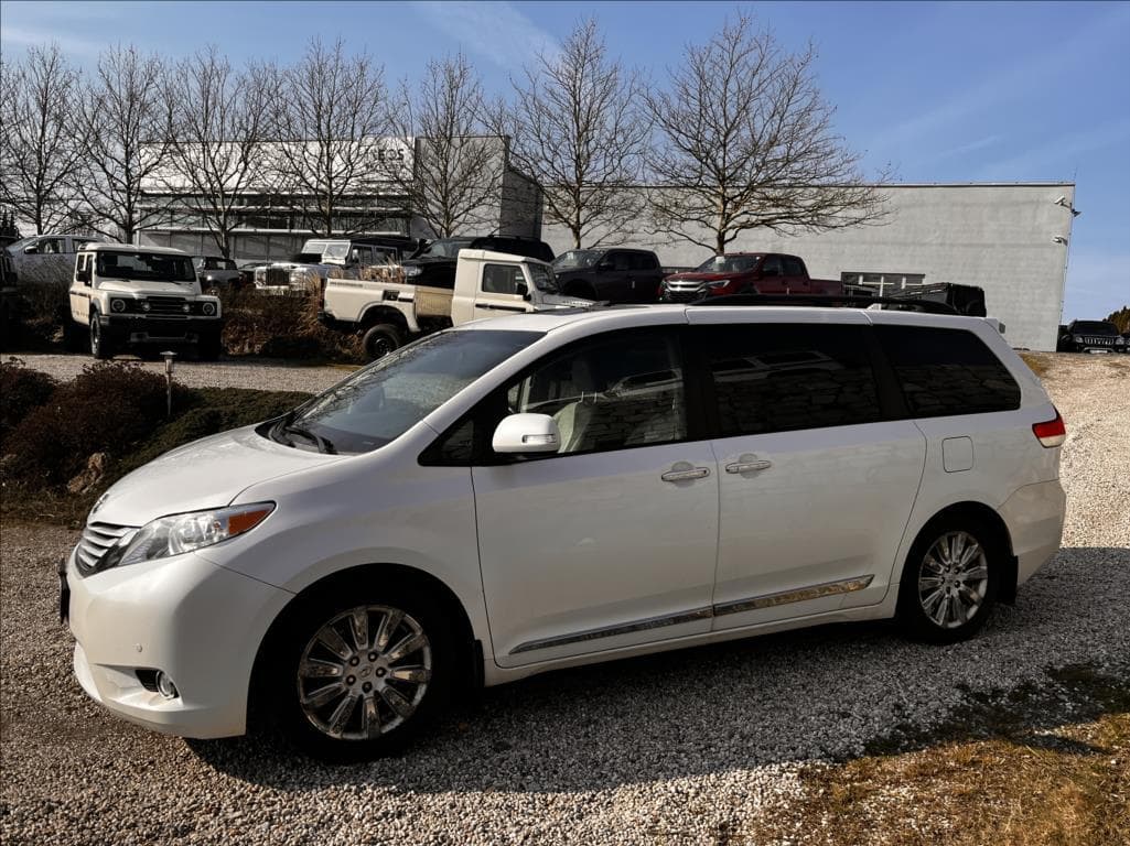 2013 Toyota SIENNA - 4