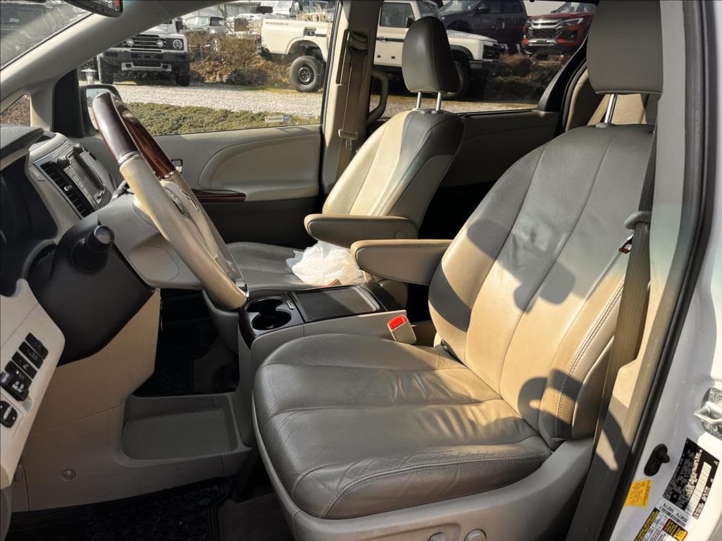 2013 Toyota SIENNA - 9